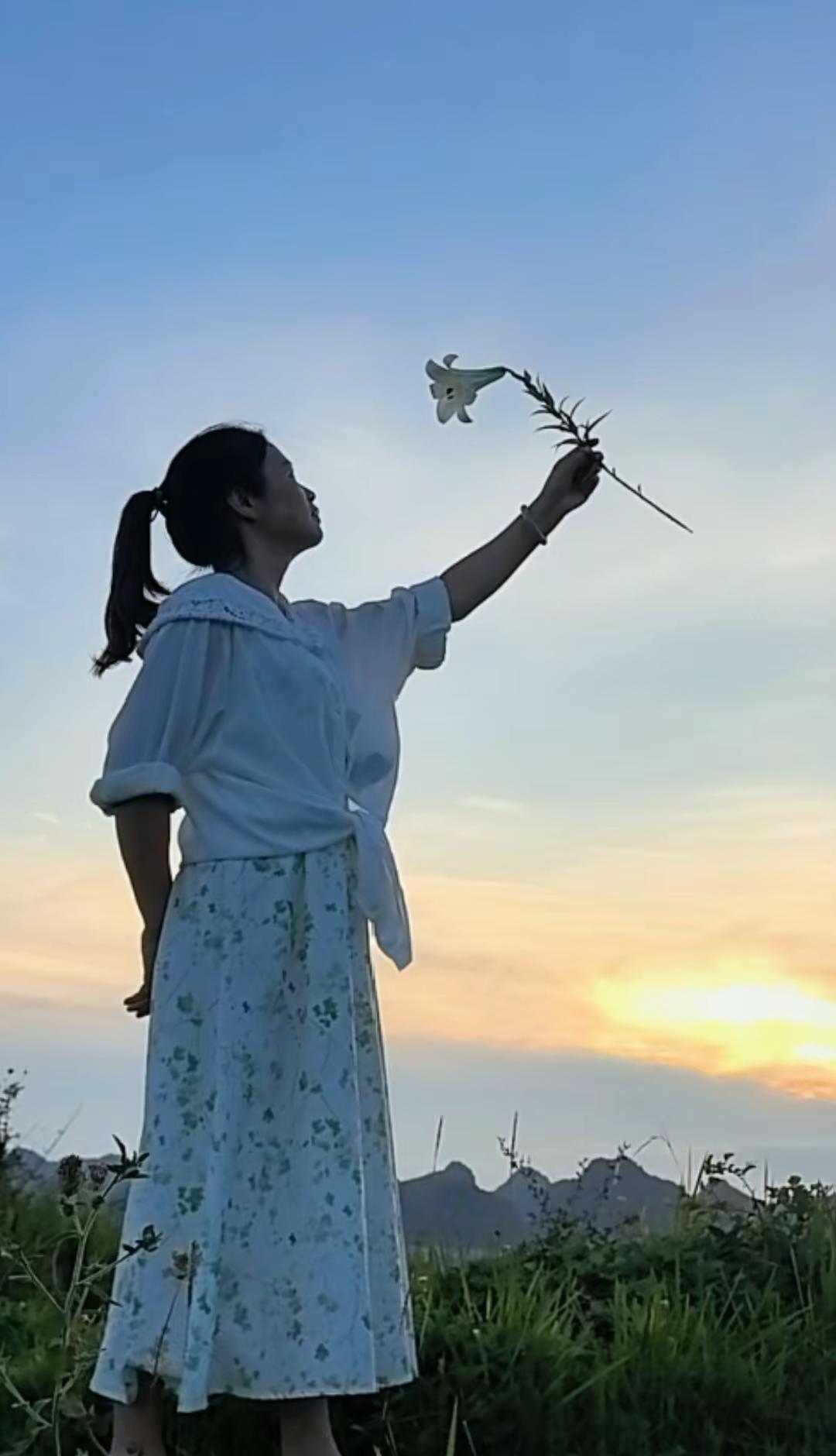 “年轻的时候，总想逆流而上，年纪大了才明白，人要顺势而为”
