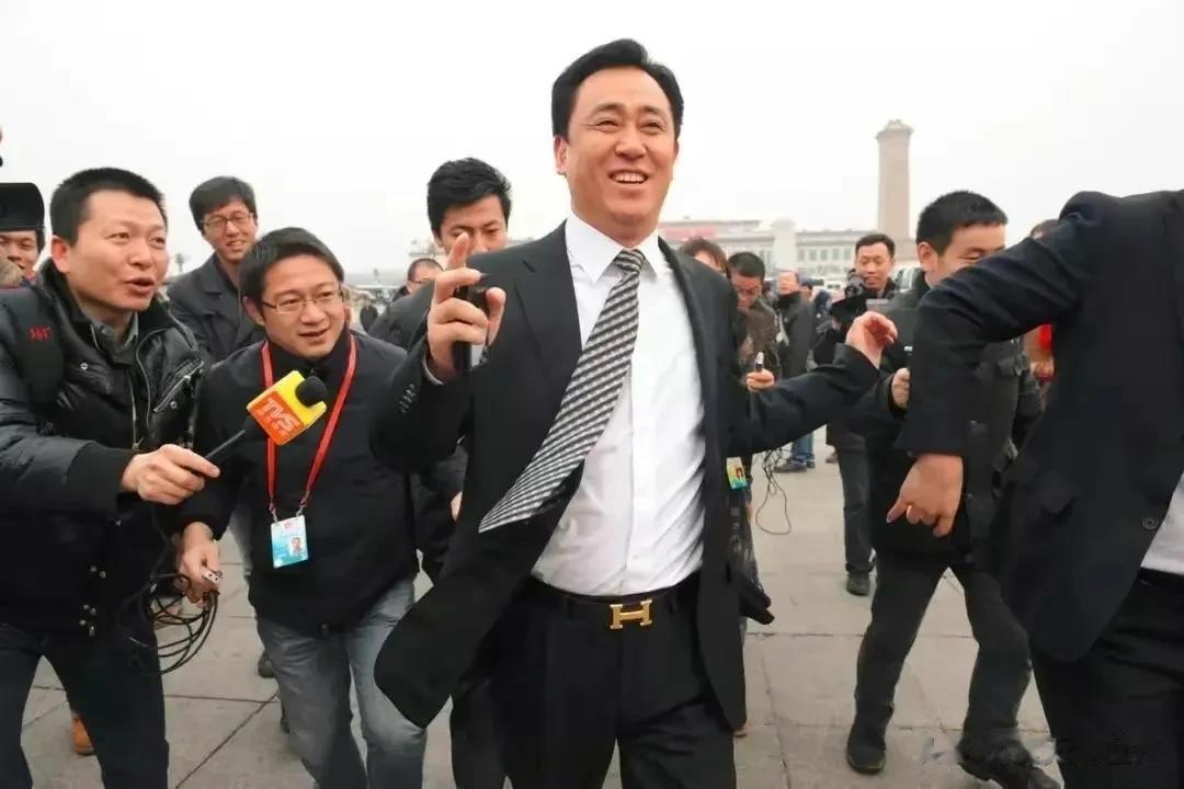 许家印要跑路了
他申请破产了
恒达破产不影响他还是大富翁
几大房企的问题都很严重