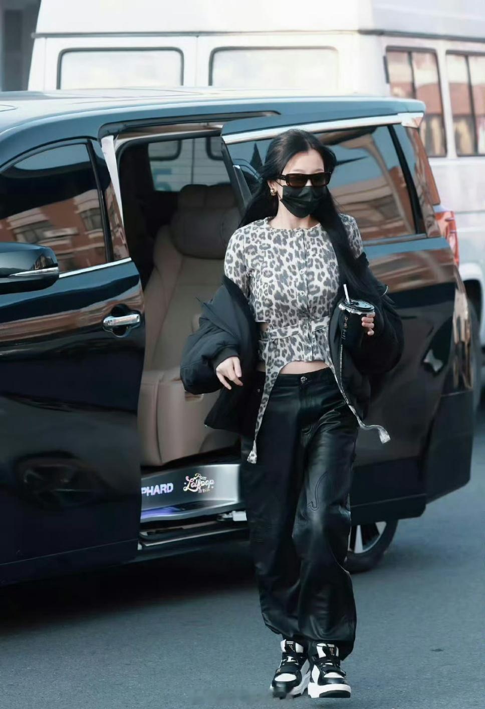 我发现了虞书欣每天开工look的特点，不是露上半身就是露下半身。反正总要秀一下身