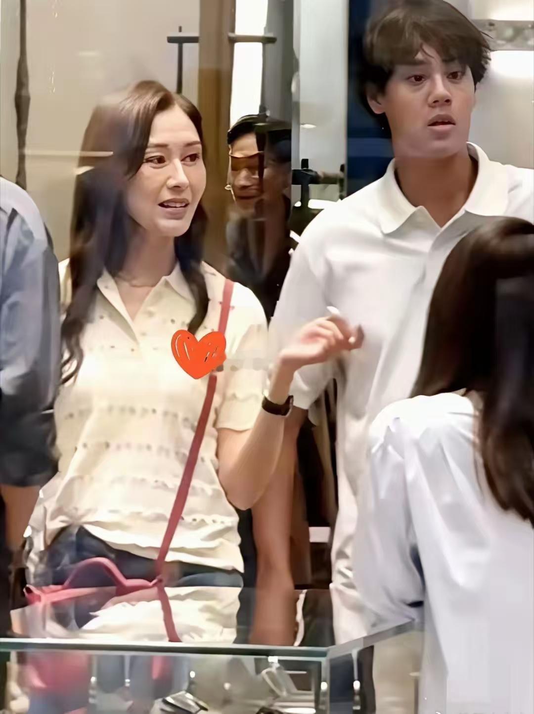 李嘉欣儿子许建彤的成长，
不是简单的富养，是顶级的精养。
13岁身高185cm不