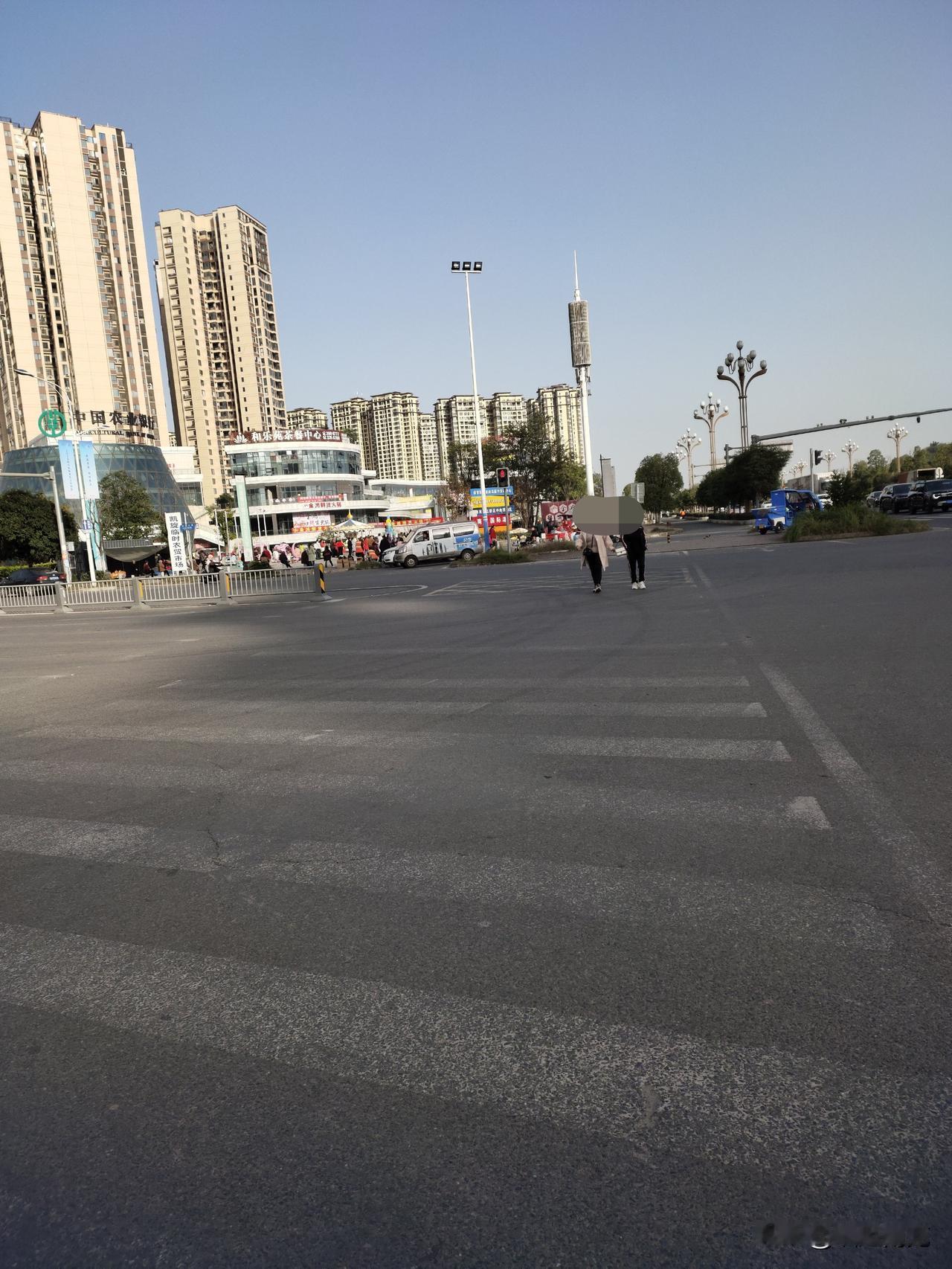 网友爆料称：南充市高坪区物流大道这里的斑马线模糊不清
有安全隐患。
“近日，在物