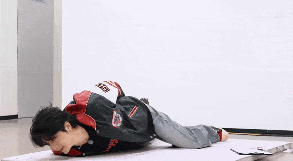 张新成我已力竭我已沉默我已投降 张新成：看着不难。然后面朝下瘫软在地。本哥你的嘴