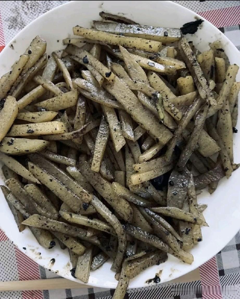 这盘土豆丝这么黑是怎么回事