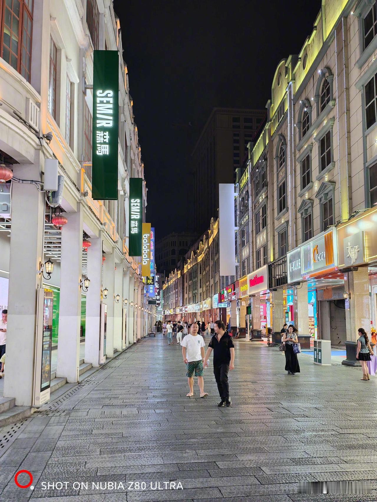 胡锡进：老胡来南宁开会，今晚才到，明天从会场直接就回北京了。还没忙完稿子，但总不