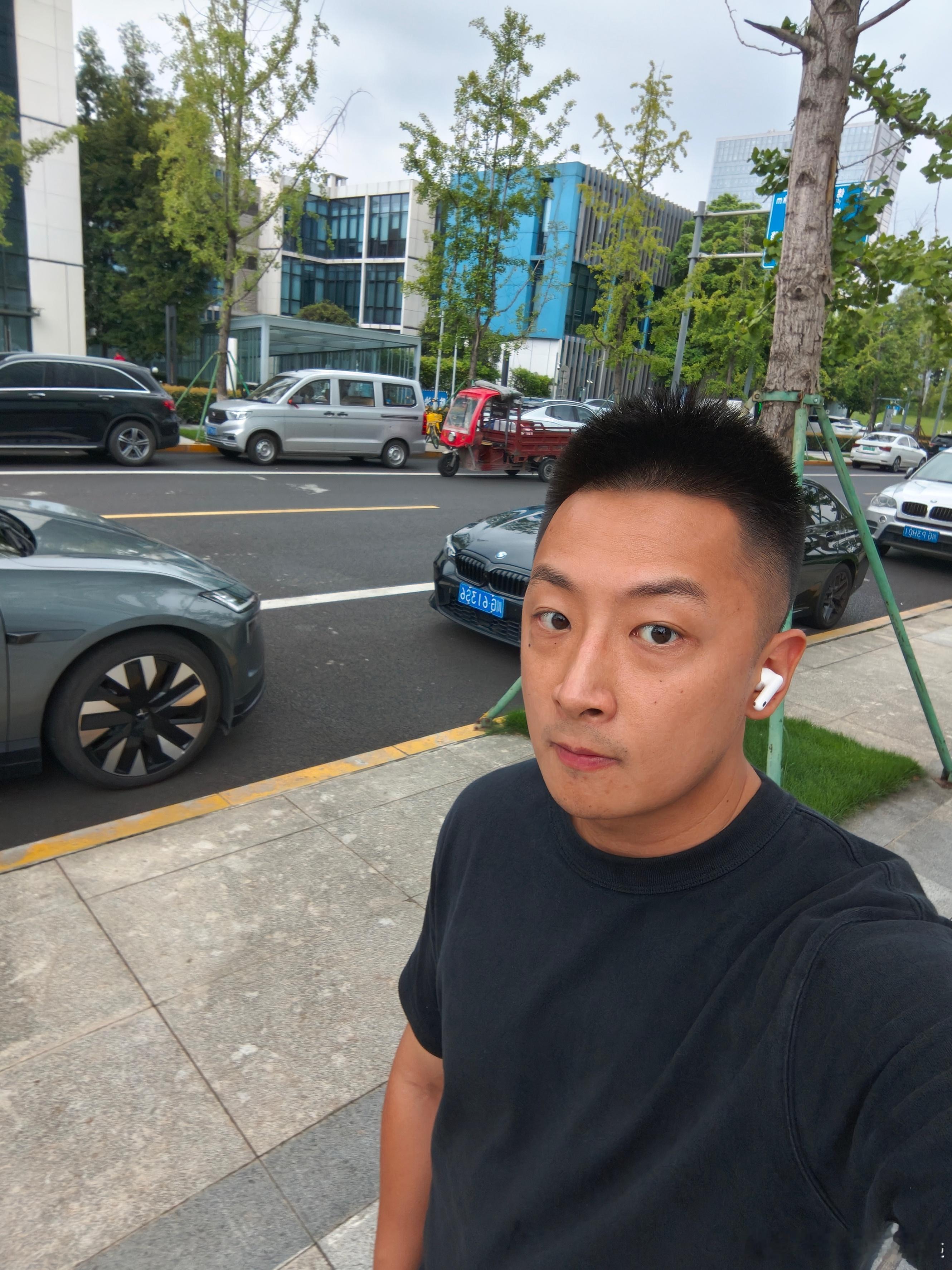 落地成都啦!明天去成都车展逛逛，大家想看什么车? 