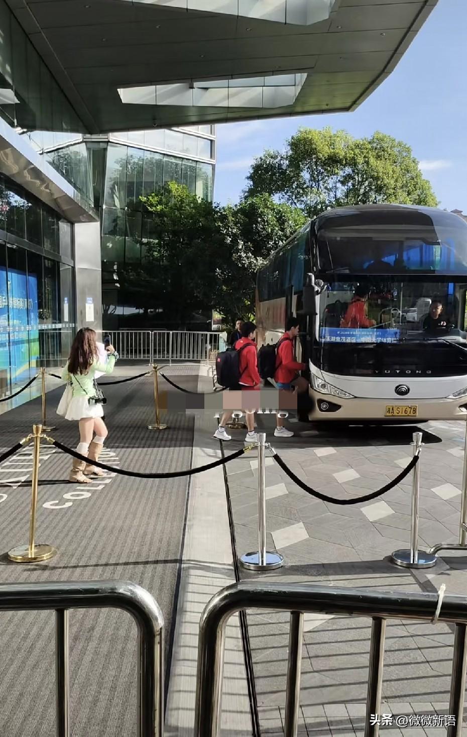 林诗栋/温瑞博要打第一场比赛。
今天是全锦赛正赛的首个比赛日，一号台的第一场比赛
