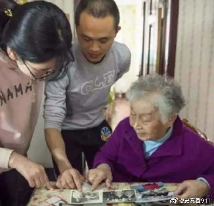 渣滓洞监狱中，特务给女共产党员邓惠中上老虎凳时，无意中碰了一下她的脚底板，邓惠中