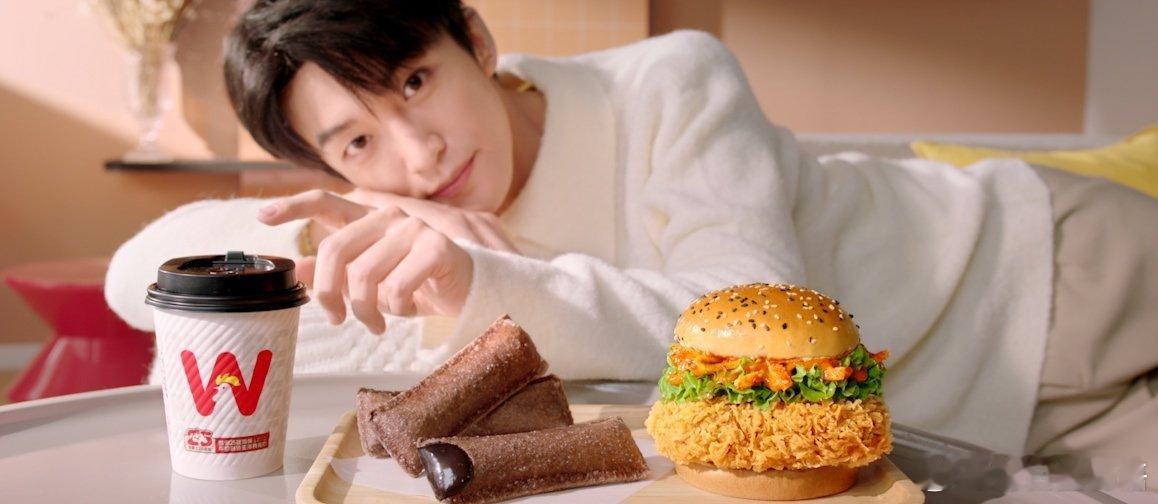 黄子弘凡的温暖AB面 舞台上，他用炸裂的舞台表现诠释“天水麻辣烫风味堡”的畅快，