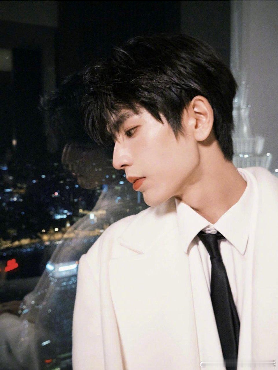 张凌赫还是太帅了！ 