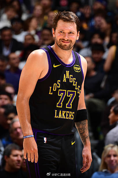 2026年4月3日，NBA官方公布三月最佳防守球员奖项，独行侠球星卢卡·东契奇凭