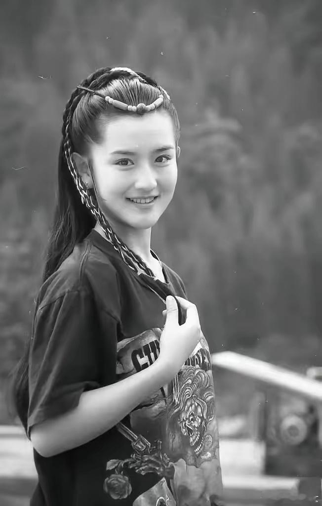 谢娜大学时期美得好突出照片里的谢娜，满满的青春气息，让人不禁回忆起那些青涩的年代