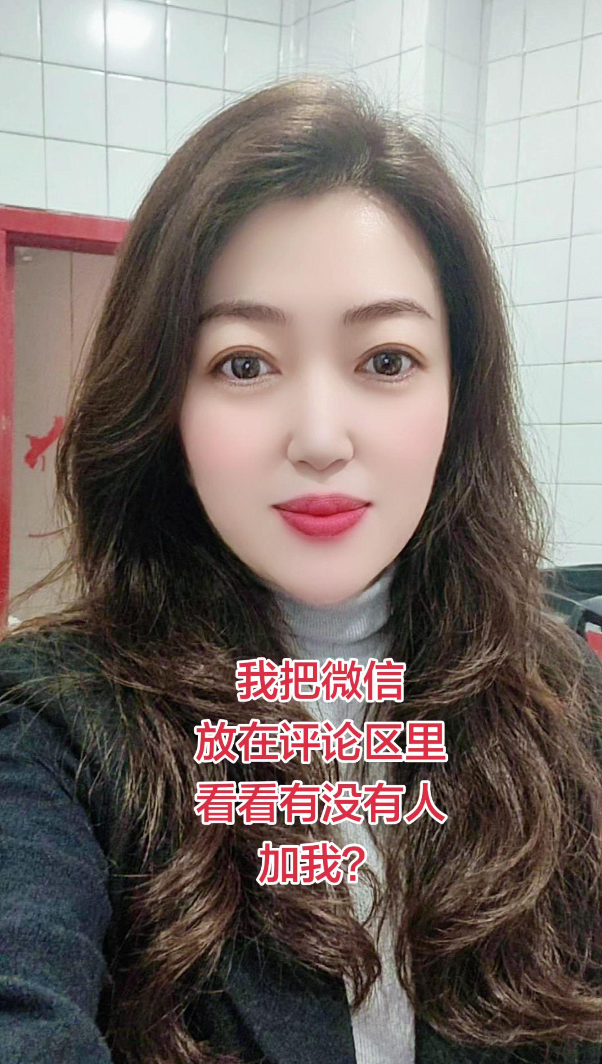 AI卷发红唇自拍  穿搭 穿出自己的风格