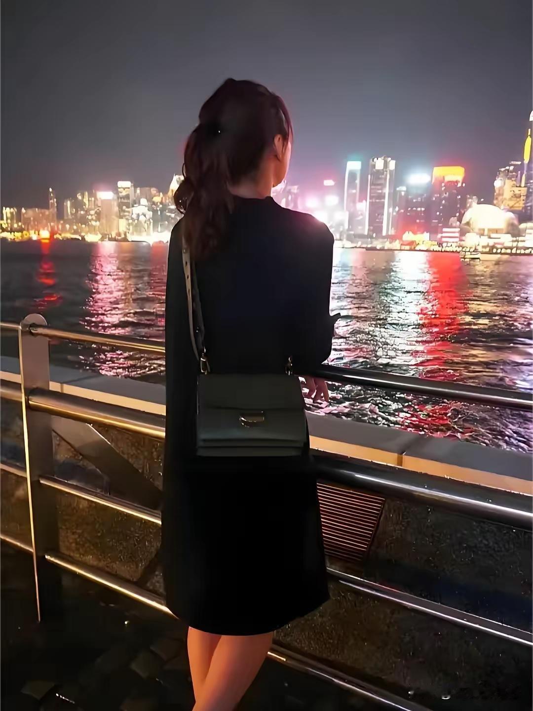 无儿无女孤零零的我，
逢年过节就像孤魂野鬼。
孤独的我，不知从何时起，
逢年过节