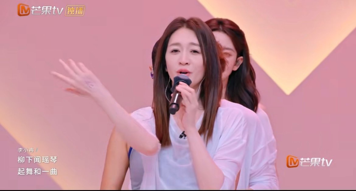 李小冉看完左手看右手 自带可爱buff的姐姐，看小抄都看得这么灵动，看完左手看右