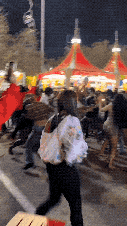 美国人素质太低了：黑人妇女打成一锅粥，比牛仔还野！3月15日美国休斯顿牲畜展和牛