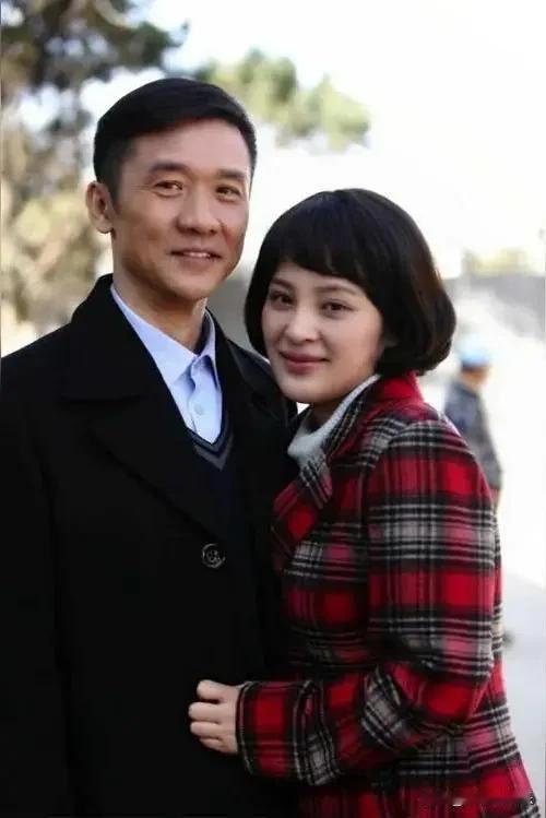 左边的是男演员黄志忠，看右边的女演员是谁？一头齐耳短发，一件花格子外套，真好看！