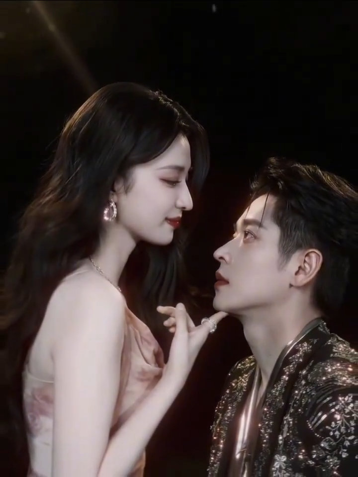 王楚然丞磊共创转场视频 王楚然丞磊共创转场视频，王楚然挑丞磊下巴 