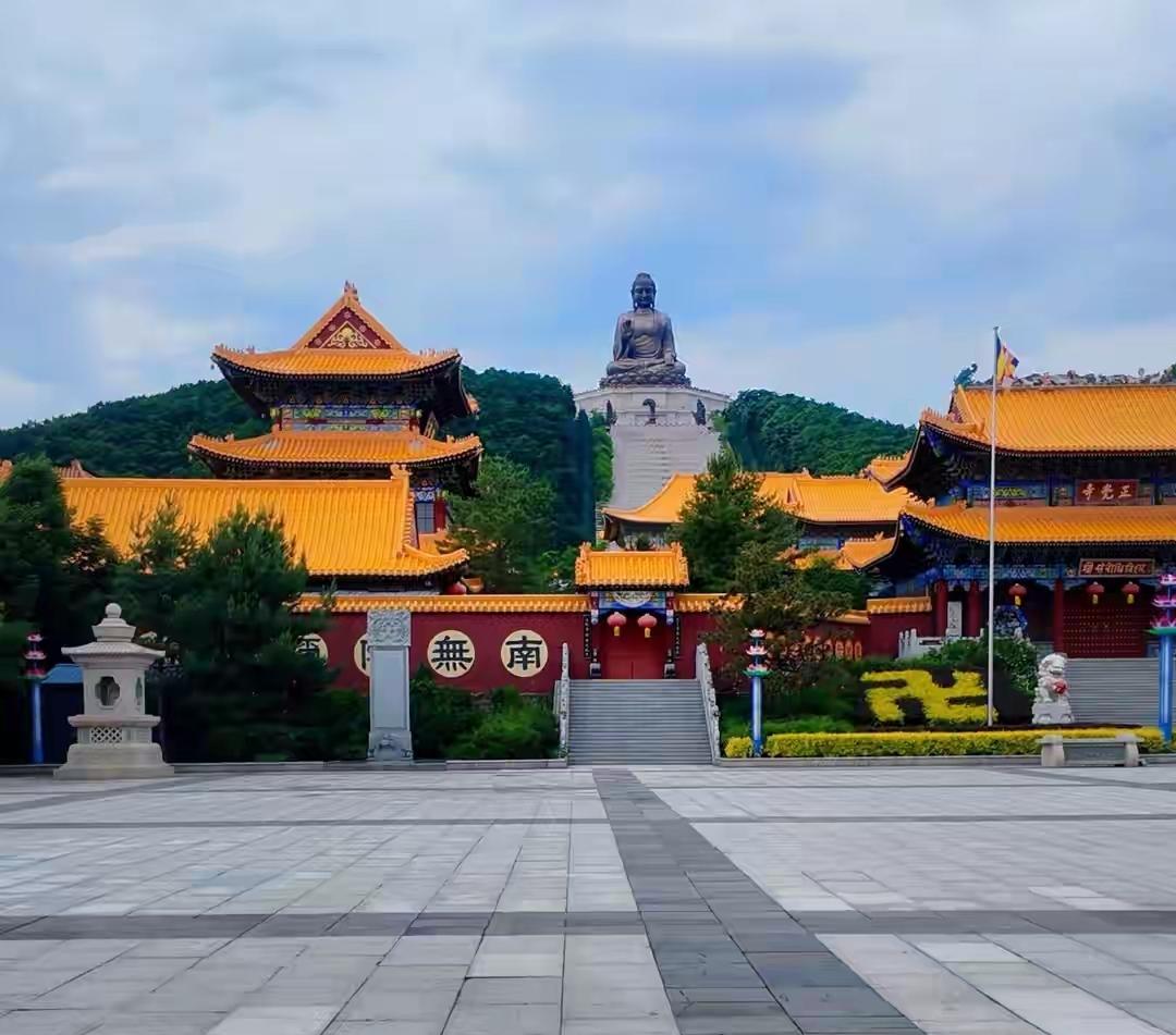 吉林敦化六鼎山：朝觐世界最高青铜坐佛

在敦化市区南郊，六鼎山文化旅游区依山傍水