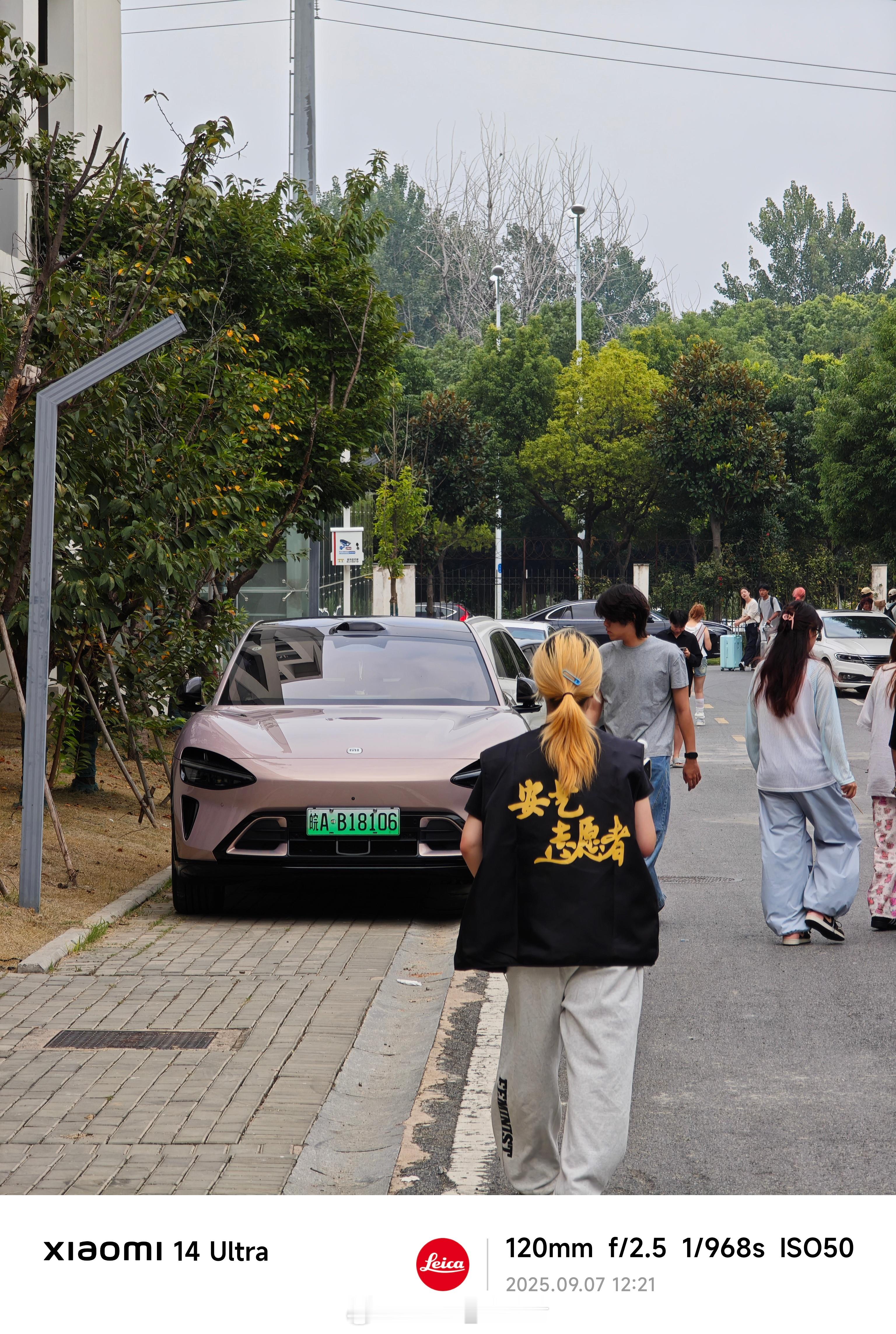 小米YU7都开到学校里来了？[老师好]这回头率拉满啊，一堆小姑娘凑上去看…… ​