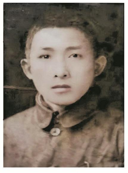 他才是我军历史上最年轻的一位将领。
        他就是1912年8月出生于湖