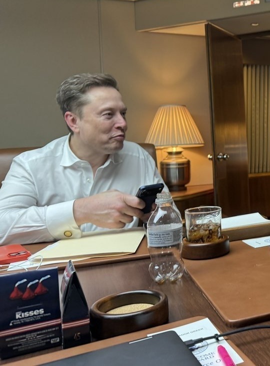 这次访华，有个小细节无论是马斯克，还是特朗普和她儿媳妇，都在喝健怡可乐所以下次选