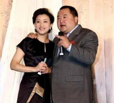 富豪吴征砸500万买游艇追杨澜，开口就是500亿，结果杨澜真离了婚跟了他。这事够
