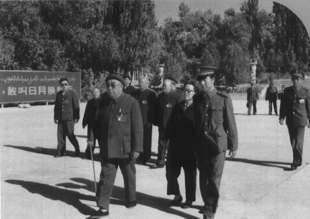 1985年10月，张贤约（前）参加中央代表团赴新疆庆祝自治区成立30周年。此为代