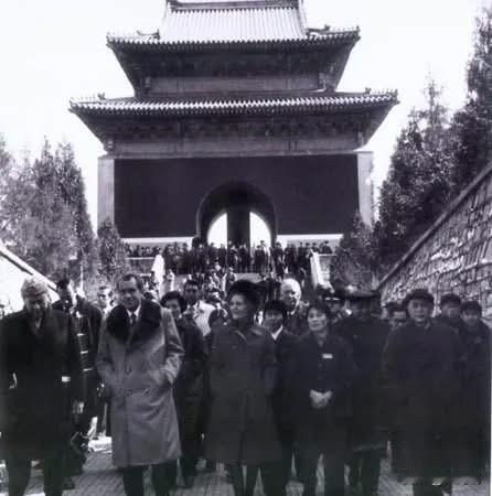 这张历史照片记录的是 1972年2月24日，美国总统理查德·尼克松（Richar