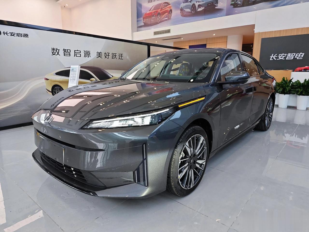 长安启源A05
长安集团咋想的呢，你既然想做一个“启源”独立品牌，那就好好做。
