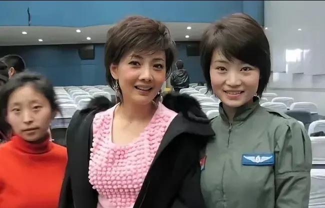 看到牛莉和余旭同框的照片，感觉既珍贵又感慨。这张摄于2010年春晚后台的照片里，