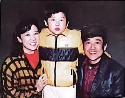 找到了两张王馥荔与儿子王骁的照片（图一二），大概是八四`八五年的
四十年过去了，