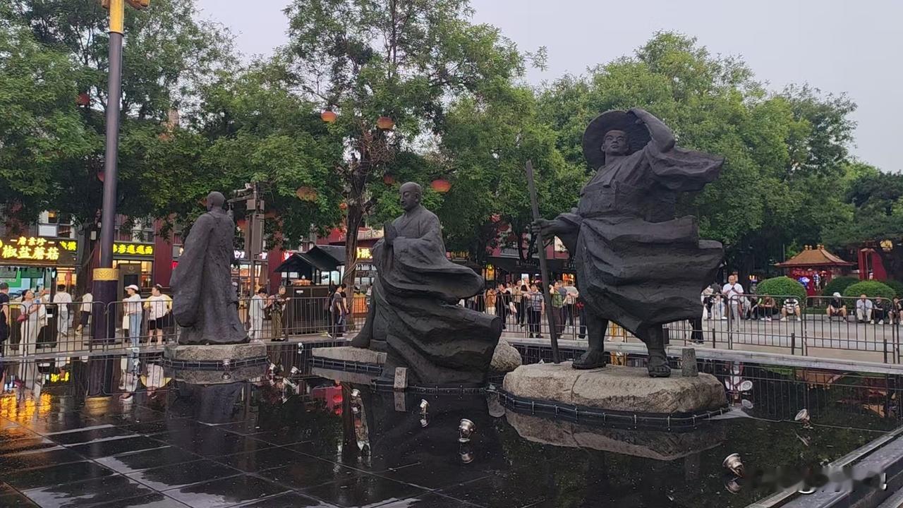 人随着年龄和阅历的丰富，慢慢就就懂了，世间万事不过是随缘、随心、随遇而安。
  