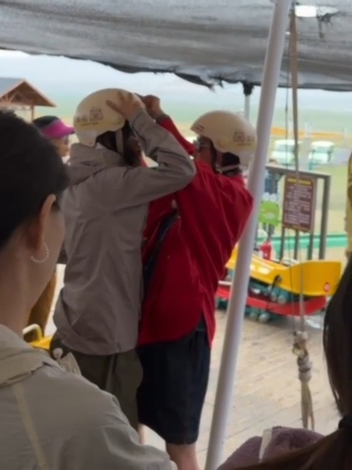 哈哈哈哈哈倪妮给辛芷蕾调完帽子之后蕾拿妮的墨镜当镜子照辛芷蕾拿倪妮的墨镜照镜子