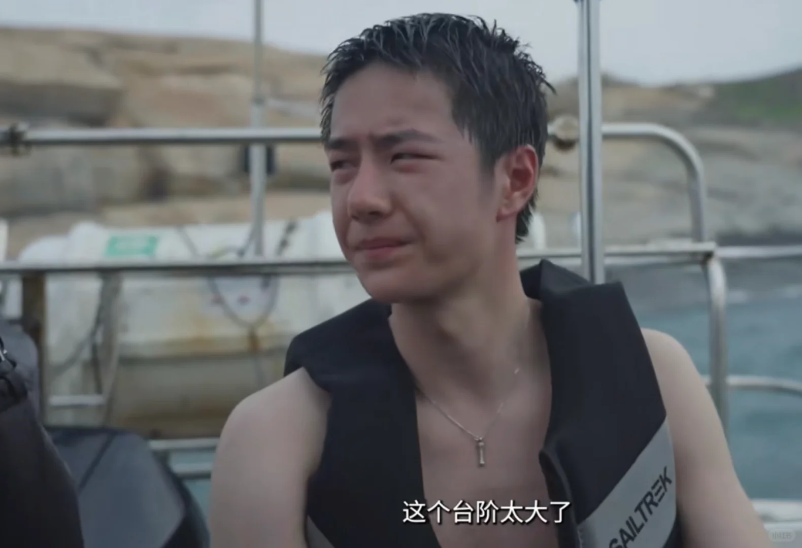 他真的很爱这条项链