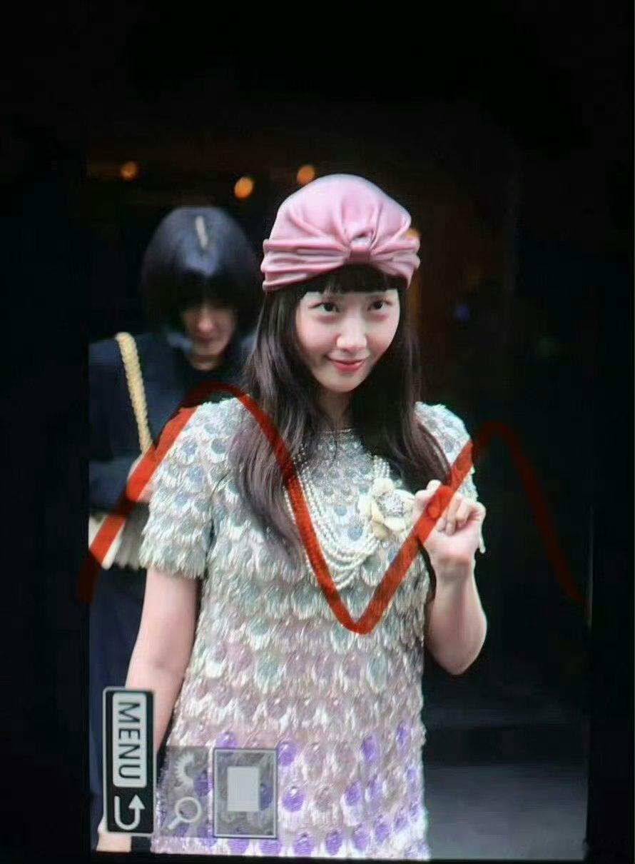 #谁给林允儿做的造型##谁给林允儿选的衣服#齐刘海好奇怪 ​​​