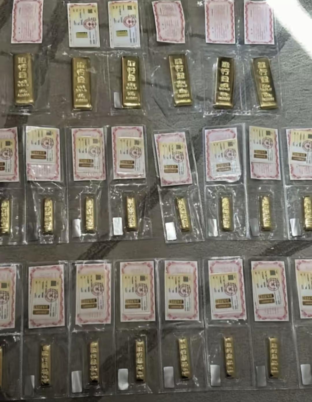 金价大跌，同事却默默买了20克，这操作真让人看不懂。
我翻了翻新闻，说是1月底一