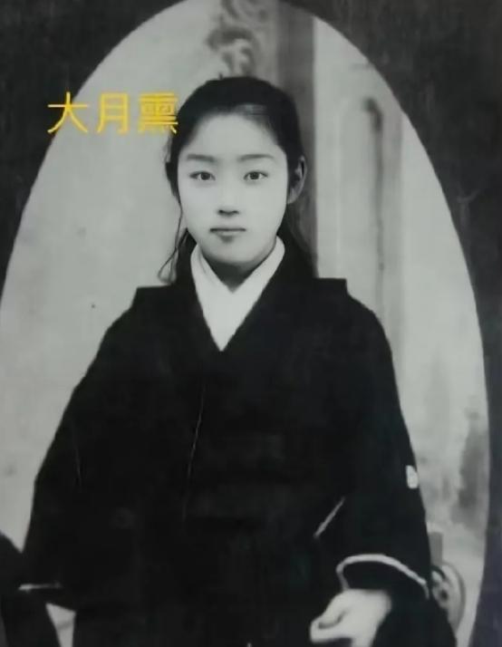 这是孙中山先生的日本妻子，名字叫大月熏，当时才15岁，您看长得漂亮吗？
 
 