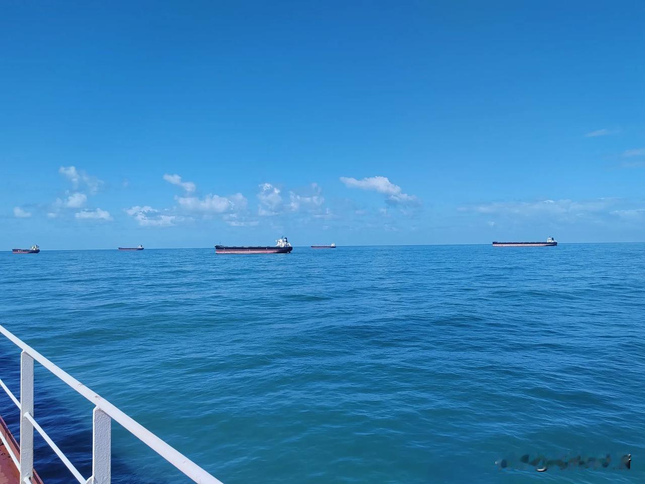 现在的巴西也不知道是什么季节，我们船上是5：30分吃晚餐，这时天色已经渐渐变黑了