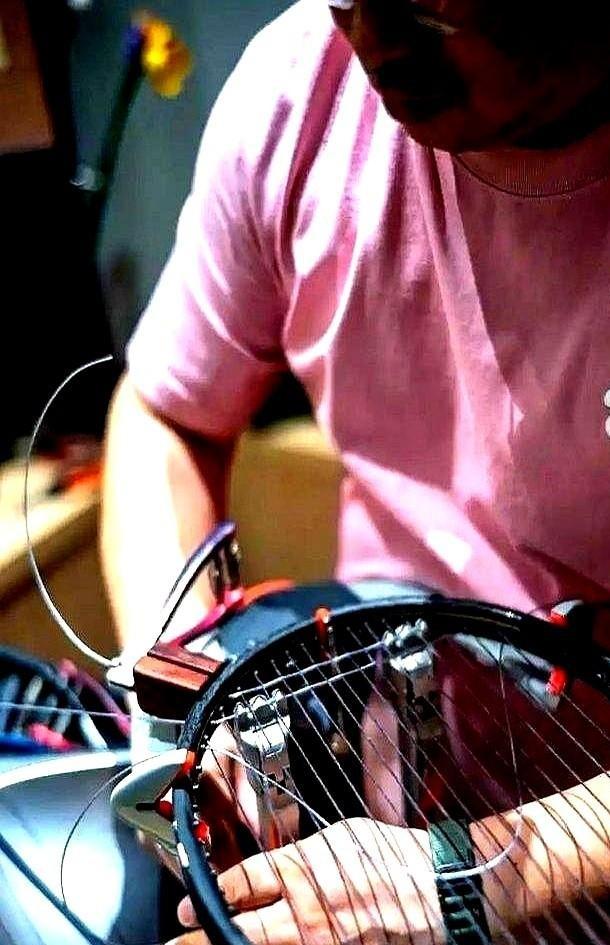 郑钦文在场上每挥出一记时速上百公里的ACE球，场底下其实都在按秒碎钞票。
普通