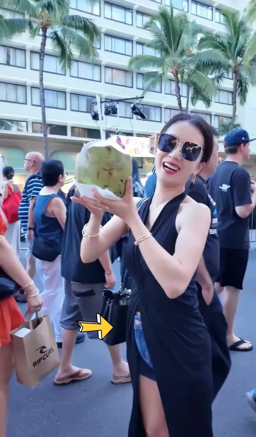 李念夏威夷度假，40多岁的她生完三娃依然美美的，豪门生活挺养人啊！ ​​​