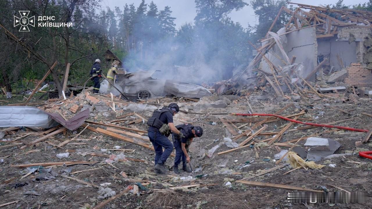 ‼️🇺🇦☠ 今天，紧急救援工作一直在基辅郊外无人机展览遭受导弹袭击的现场进行