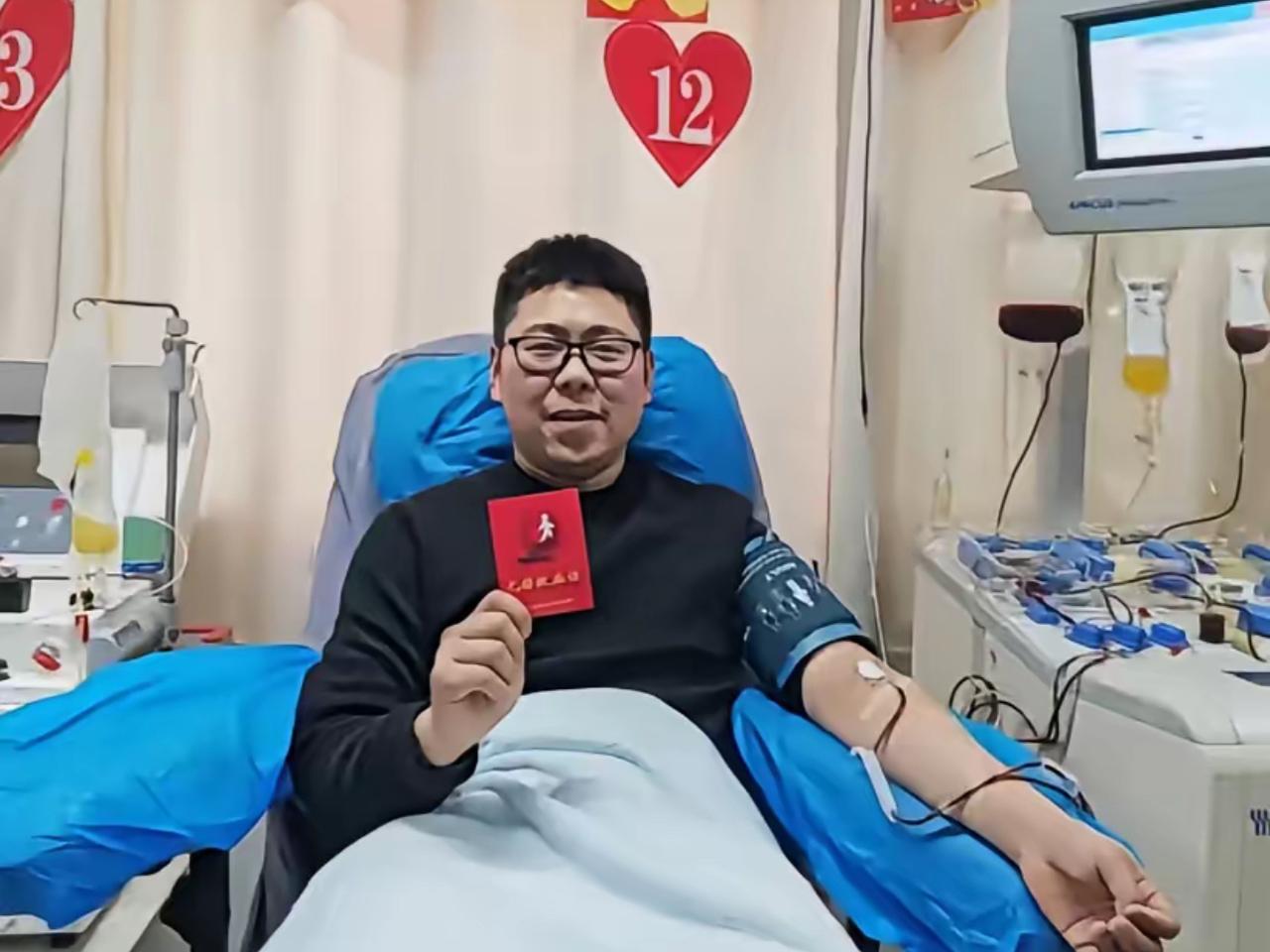 "一家人的格局。"武汉，男子张志辉带着妻儿准备回老家过年，检票前突然得知有人急需