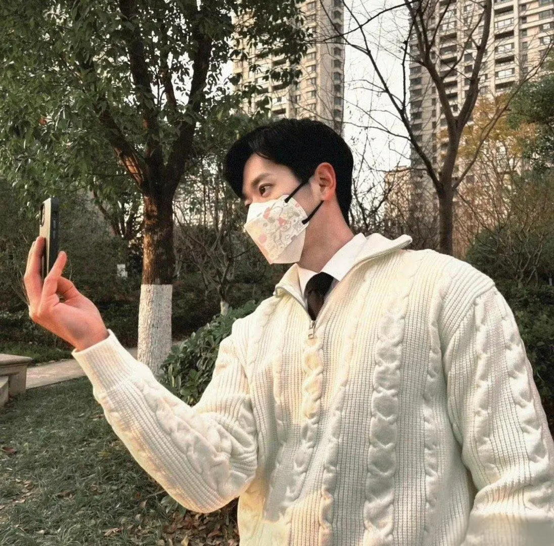 球衣搭配衬衫很奇怪。怪帅的