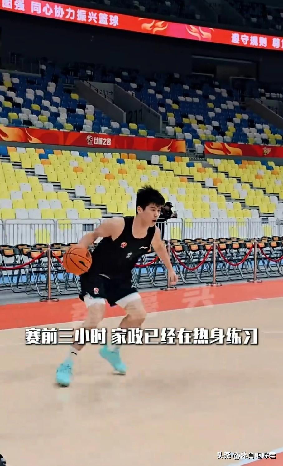 陈家政迎难而上！
广东男篮今晚对阵北京男篮，陈家政能否入选12人名单虽然是个疑问