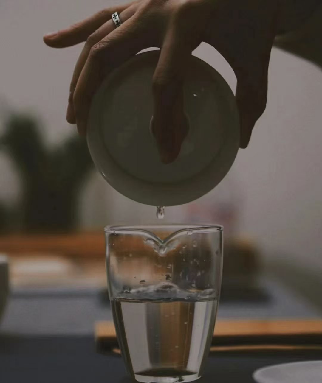 品茶赏器交友  这杯茶的时间，足够忘记一件烦事，把自己还给自己。一盏茶改变不了生