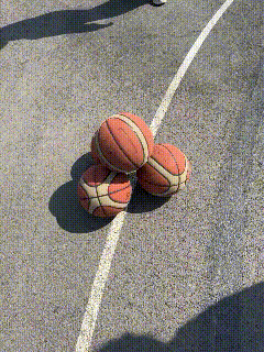 四个篮球在一起，居然稳稳的在滚动，就像配合好的一样，没有分开，你说炸裂不炸裂，我