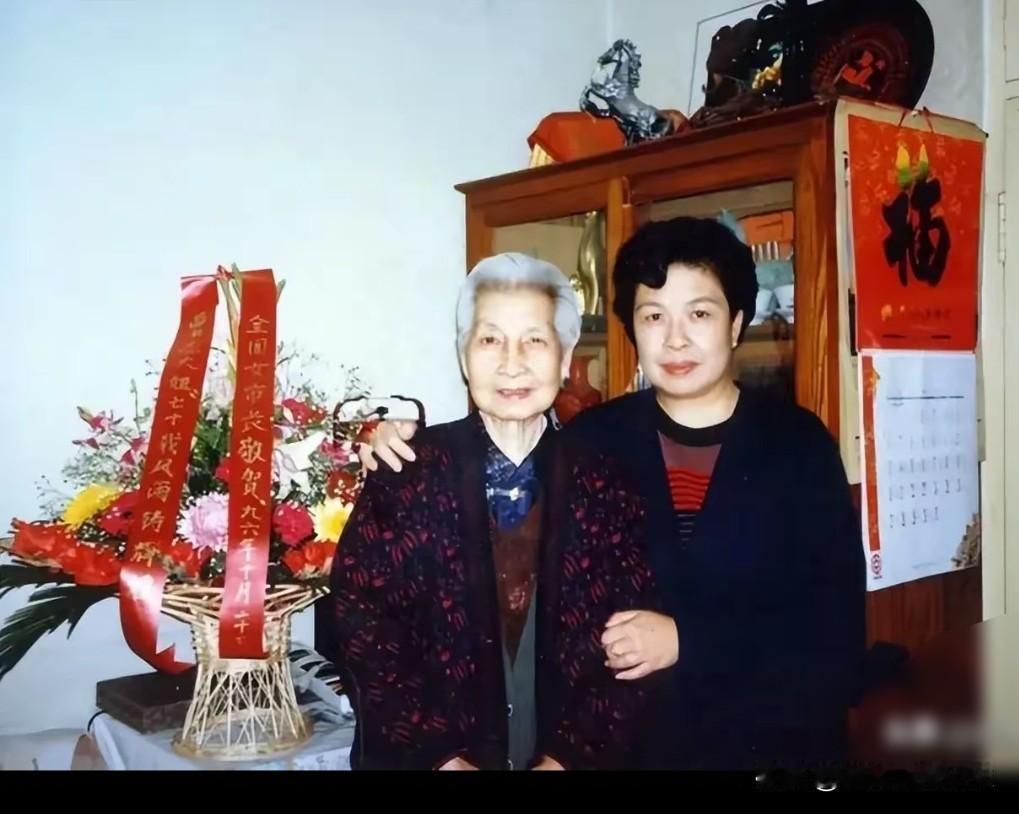 曾志是历经考验的无产阶级革命家，为革命事业奉献了毕生精力。
这张照片记录下她与女