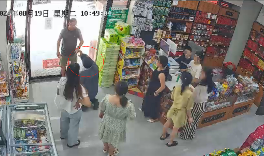 【#男子用假钱被小孩姐识破#】#男子用假钱被小女孩识破下跪求饶#8月19日上午，