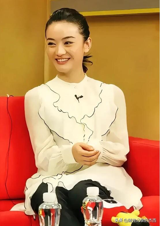 《潜伏》这部剧捧红了孙红雷和姚晨，唯独照片中的这一位没有红起来，她颜值高，演技在