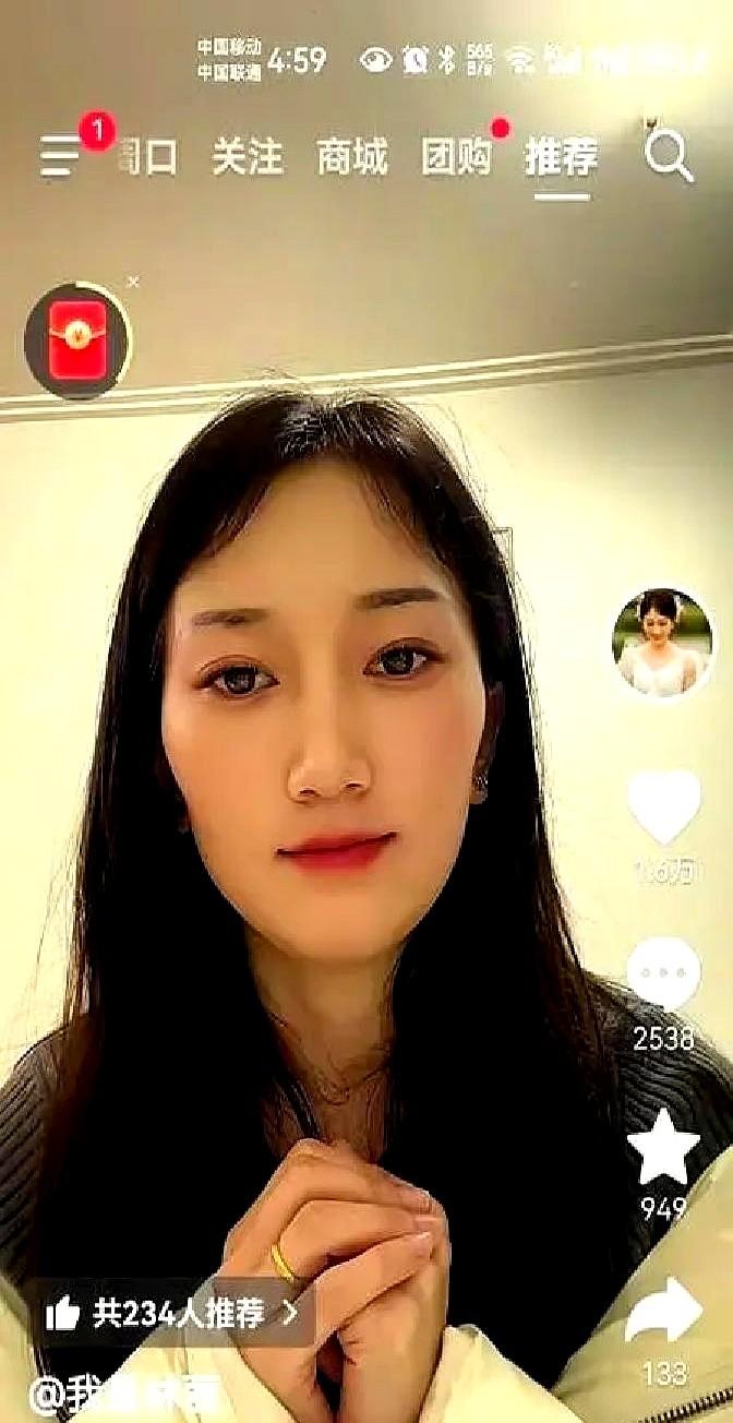 对着镜头冷笑，当着两百万人的面，她撕了那份百万房产协议。

她说老爷子偏心，哥嫂